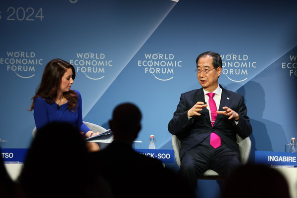 다보스포럼에 참석한 한덕수 국무총리가 16일 패널로 나서 발언하고 있다. 사진=연합(국무총리실 제공)