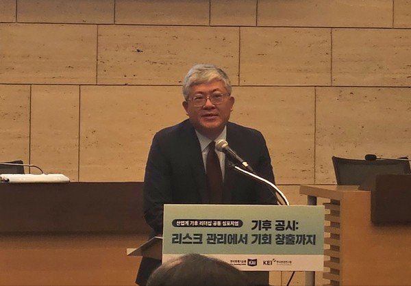 18일 대한상의 기후공시 세미나에서 축사하는 이한상 한국회계기준원 원장. 사진=ESG경제