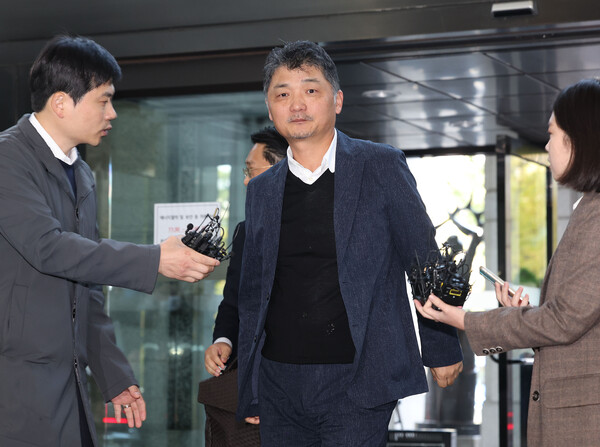 지난해 10월23일 김범수 카카오 전 의장이 서울 영등포구 금융감독원에 SM엔터테인먼트 인수 주가 시세조종 의혹과 관련해 출석하고 있다. (사진=연합뉴스)