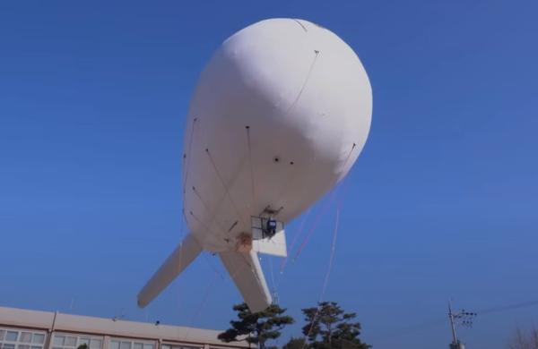 심우주안테나 KDSA가 보낸 전기를 수신하는 에어로스탯. 사진=한국항공우주연구원 유튜브 갈무리