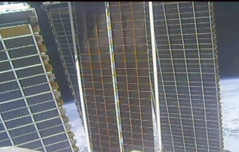 국제우주정거장에서 태양 전지판(가운데)이 펼쳐진 모습이 담긴 2021년 6월 20일 NASA 비디오에서 가져온 이미지. 사진=AP