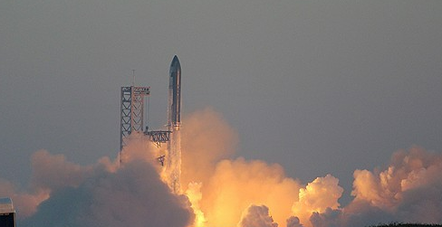 2023년 11월 18일 멕시코 타마울리파스주 마타모로스에서 바라본 스페이스X의 스타십 대형 로켓이 이륙하는 모습. 이 스타십 2차 시험 발사는 로켓이 이륙한 지 4분 만에 폭발하며 실패로 끝났다. EPA=연합