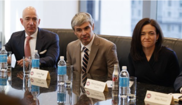 아마존 창립자 제프 베조스, 알파벳 CEO 래리 페이지, 페이스북 COO 셰릴 샌드버그가 지난 2016년 12월 도널드 트럼프 대통령 당선인의 연설을 듣고 있다. 캘리포니아주는 미국 내 최초로 2019년 말부터 상장기업의 이사회에 여성을 1명 이상 포함하도록 법으로 정했다. AP=연합뉴스