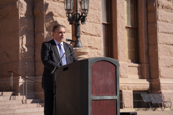 지난 11일, 텍사스 국회의사당에서 인신매매 인식의 날을 선포하는 켄 팩스턴 텍사스 법무장관의 모습. 사진=텍사스 법무장관실 공식 X(구 트위터)