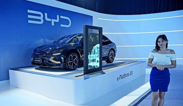 2024년 1월 18일 인도네시아 자카르타에서 열린 출시 행사에서 모델이 BYD 전기 자동차 옆에 서 있다. AP=연합