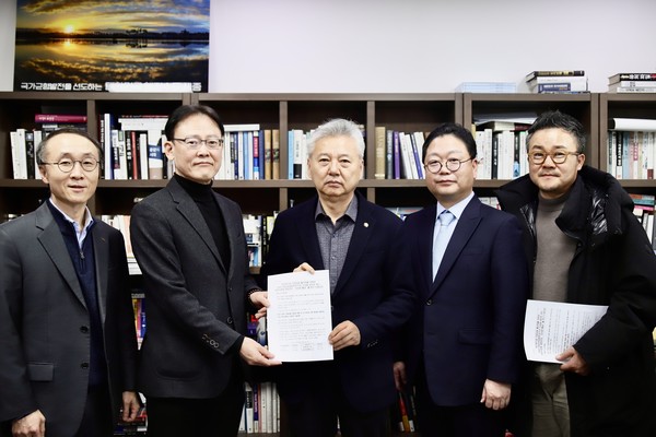 김형영 이노비즈협회 상근부회장, 정광천 11대 이노비즈협회 회장, 홍성국 국회의원, 박문석 이노비즈협회 부회장, 조중규 노비즈협회 이사 사진=홍성국의원실