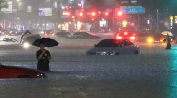 2022년 8월 8일 밤 서울 강남구 대치역 인근 도로가 폭우로 잠기면서 운전자들이 침수된 차량을 버리고 대피하고 있다. 사진=연합뉴스