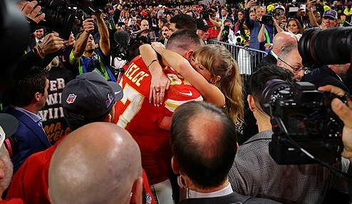 캔자스시티 치프스의 트래비스 켈스가 2월 11일 미국 네바다주 라스베이거스의 얼리전트 스타디움에서 열린 슈퍼볼 LVIII에서 샌프란시스코 49ers를 꺾은 후 애인인 테일러 스위프트와 함께 기뻐하고 있다. 로이터=연합