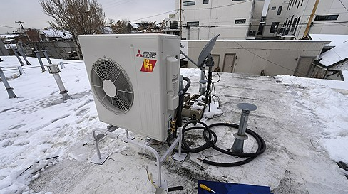 2023년 1월 20일 덴버에 소재한 한 걸물 위에 설치되고 있는 히트펌프 콘덴서(열교환기) 모습. AP=연합뉴스