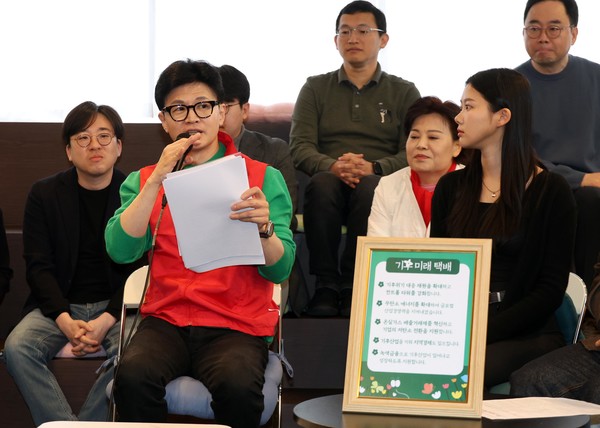 국민의힘 한동훈 비상대책위원장이 27일 서울 성동구의 한 북카페에서 기후 미래 스타트업 창업자들에게 '기후 미래 택배'를 전달한 후 발언하고 있다. (사진=연합뉴스)