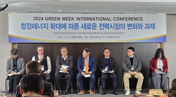 6일 서울 플라자호텔에서 개최된 '청정에너지 확대에 따른 새로운 전력시장의 변화와 과제' 토론회 전문가대담 현장. 참석자는 (왼쪽부터) 옥기열 전력거래소 시장혁신처장, David Shipworth University College London 교수, 좌장을 맡은 전영환 홍익대 교수, 김희집 서울대 교수, 조홍종 단국대 교수, 김한국 GS EPS 정책팀장, 김자현 기후솔루션 연구원. (사진=ESG경제)
