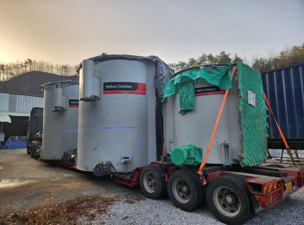                 환경친화적 부유선광공정의 출발을 담당할 30톤 규모의 탱크셀들.