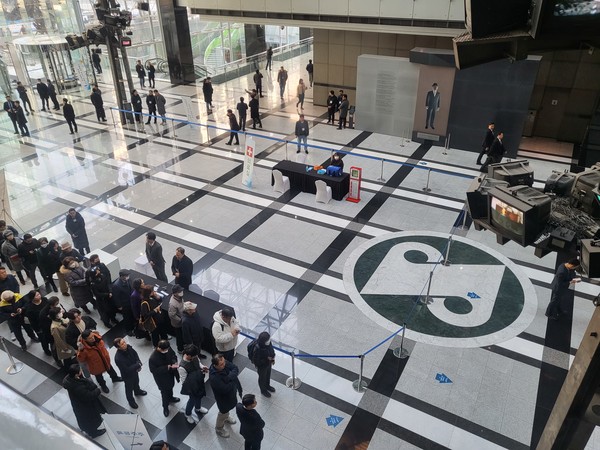 주총 입장을 기다리는 포스코홀딩스 주주들의 모습. 주총 시작 5분 전의 모습이다. 사진=ESG경제