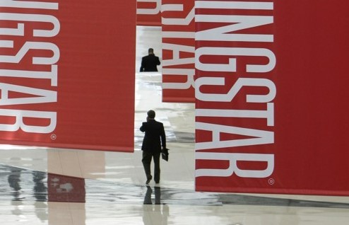 2010년 6월 24일 시카고 맥코믹 센터에서 열린 모닝스타 투자 컨퍼런스에서 참석자들이 모닝스타 배너 아래를 지나가고 있다. AP=연합