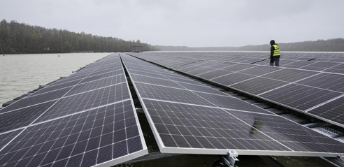 2022년 4월 1일 독일 할터른의 호수에 있는 수상 태양광 발전소에 태양광 패널이 설치되어 있다.  AP=연합