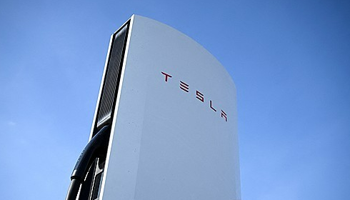 2024년 3월 20일 독일 베를린 인근 빌다우에 있는 A10 쇼핑센터 주차장에 있는 테슬라 전기자동차 충전소 모습. 사진=로이터