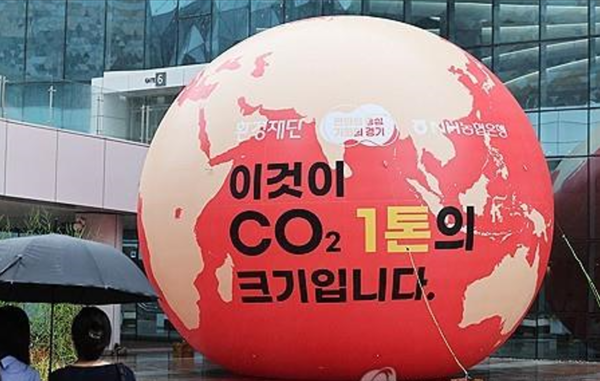 작년 9월 20일 경기도 수원시 영통구 수원컨벤션센터에서 열린 '런던자연사박물관 기후변화체험전'에서 관람객들이 전시물을 관람하고 있다. 사진=연합뉴스