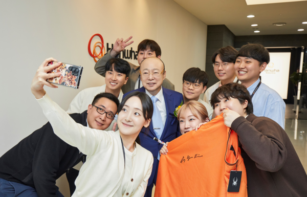 김승연 한화 회장이 한화로보틱스를 방문해 직원들과 소통하고 있다. 사진=한화 제공