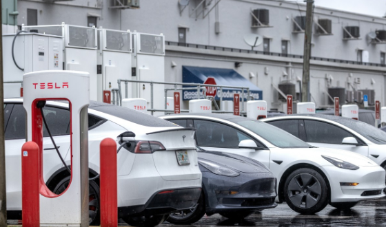 지난해 12월 13일(현지시간) 미국 마이애미의 테슬라 슈퍼차저 충전소에 테슬라 차량들이 줄지어 서 있는 모습. EPA=연합