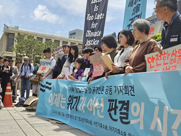 기자회견에서 발언하는 아기기후소송 원고 단체 대표 김한나 어린이 활동가. (사진=ESG경제)
