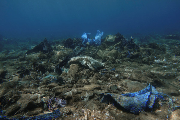 그리스 안드로스섬 인근 해저에 플라스틱 쓰레기들이 쌓여있다. 2019년 7월에 찍힌 사진. (로이터=연합)