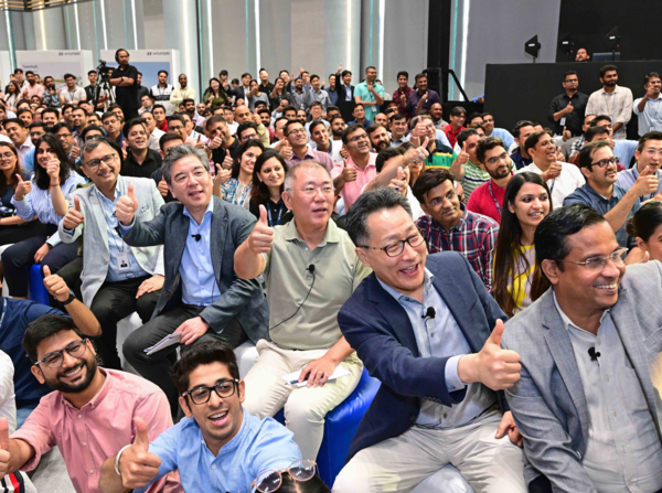 인도를 방문한 정의선 현대자동차그룹 회장이 지난 23일(현지시간) 현대차 인도권역본부 델리 신사옥에서 열린 타운홀미팅을 마친 뒤 직원들과 기념 촬영을 하고 있다. 사진=현대차 제공