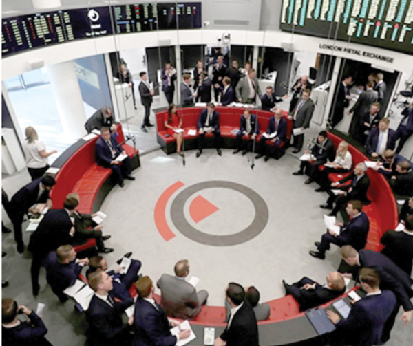 런던금속거래소(LME)에서 거래원들이 금속을 거래하는 모습. 사진=LME 홈페이지
