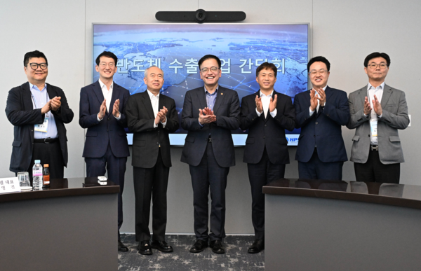 최상목 부총리 겸 기획재정부 장관(가운데)이 지난 10일 반도체 장비 기업 에이치피에스피(HPSP)에서 열린 반도체 수출 기업 간담회에 참석해 반도체 업계 관계자들과 기념 촬영을 하고 있다. 사진=기재부 제공