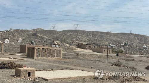 중국 신장위구르자치구 황야의 송전 시설 사진=연합뉴스