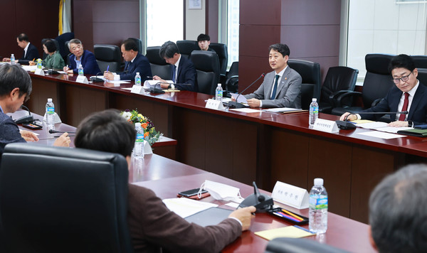  안덕근 산업통상자원부 장관이 22일 서울 종로구 한국무역보험공사 대회의실에서 열린 제31차 에너지위원회를 주재하고 있다(사진=연합뉴스)