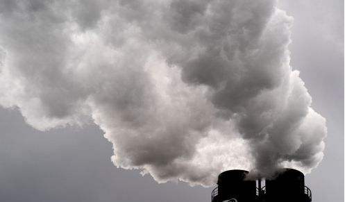 2021년 5월 4일(현지시간) 독일 베를린의 바텐팔 난방 발전소 굴뚝에서 연기가 피어오르고 있다. 기사 내용과 직접적 관련 없음. AP=연합