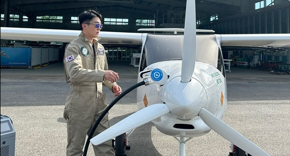 토프모빌리티 정찬영 대표와 2인승 전기비힝기. 사진=토프모빌리티