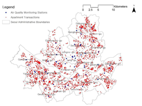 거래 내역 분석에 사용한 서울 시내 아파트 위치(붉은점)와 대기오염 측정망 위치(파란점). [자료:Asia-Pacifc Journal of Regional Science, 2024]