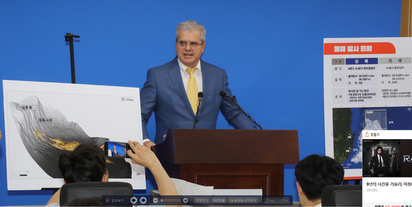 경북 포항 영일만 일대에 최대 140억배럴 규모의 석유·가스가 매장돼 있을 가능성이 있다고 분석한 미국 액트지오(Act-Geo)의 비토르 아브레우 대표가 7일 오전 정부세종청사 산업통상자원부 기자실에서 브리핑하고 있다. 사진=연합뉴스