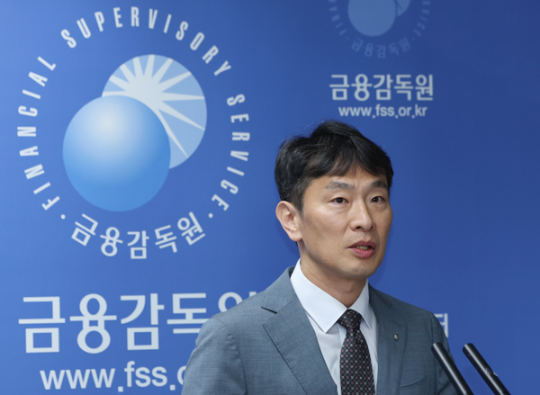 이복현 금융감독원장이 14일 오전 서울 영등포구 여의도 금감원에서 상법 개정 등 이슈와 관련해 브리핑하고 있다. 사진=연합뉴스