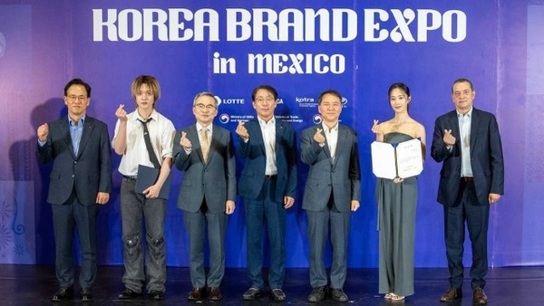 롯데는 지난 13일부터 나흘간 멕시코에서 중소기업 판로 개척을 위한 수출상담회를 진행했다. 김상순(왼쪽부터) KOTRA 중남미지역본부장, 노매드 도의, 허태완 주멕시코 대한민국 대사관 대사, 김재겸 롯데홈쇼핑 대표, 김영환 대중소기업농어업협력재단 사무총장, 소녀시대 유리, 움베르토 에스케다 라모스 멕시코 대외무역투자기술 위원회 대표가 기념촬영을 하고 있다. 사진=롯데홈쇼핑