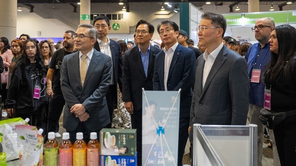 롯데는 지난 13일부터 나흘간 멕시코에서 중소기업 판로 개척을 위한 수출상담회를 진행했다. 허태완(왼쪽부터) 주멕시코 대한민국 대사관 대사, 김상순 KOTRA 중남미지역본부장, 김재겸 롯데홈쇼핑 대표, 김영환 대중소기업농어업협력재단 사무총장. 사진=롯데홈쇼핑