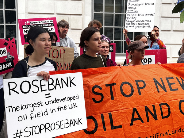 영국 북해 로즈뱅크 유전 개발 사업 승인에 항의하는 활동가들이 영국 에너지부 건물 앞에서 시위를 벌이고 있다. 로이터=연합