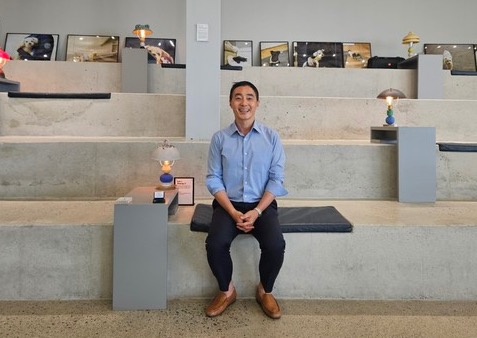 수퍼빈 김정빈 대표가 경기도 화성시에 위치한 수퍼빈 '아이엠팩토리'의 4층 커뮤니티 공간에서 사진 촬영을 하고 있다. 사진=ESG경제