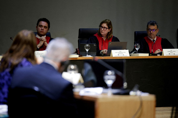 지난 5월 27일 브라질 마나우스에서 열린 기후변화 관련 주요 사건의 심리 개막식에 참석한 미주인권법원(IACHR) 판사 로드리고 무드로비치, 움베르토 시에라와 법원장 낸시 에르난데스. 로이터에 따르면 미주인권법원은 정부가 국민에 지는 기후변화와 관련한 책임의 범위를 규정한다. 법원의 자문의견은 관할권인 라틴아메리카와 카리브해 20개 국가들에 즉시 적용된다. (로이터=연합)