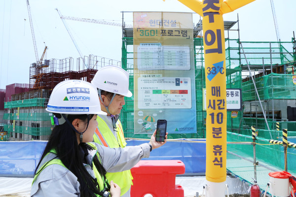 황준하 현대건설 CSO가 경기도 의정부 건설현장을 찾아 폭염 대책 이행 실태를 점검하고 있다. 사진=현대건설