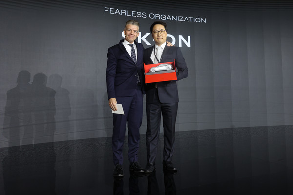 정구필 SK온 EU세일즈 담당(오른쪽)과 지안마리아 풀겐지 페라리 최고 제품개발 책임자(CPDO)가 26일(현지시간) 이탈리아 마라넬로에서 열린 '포디오 페라리' 행사 중 기념 촬영을 하고 있다/사진=SK온