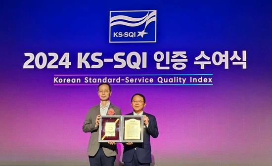 지난 2일 서울 중구 장충동 신라호텔에서 열린 ‘2024 KS-SQI 인증 수여식’에서 11번가 홍창영 고객중심경영담당(왼쪽)이 한국표준협회 강명수 회장으로부터 KS-SQI 인증패를 수여받았다. 사진=11번가