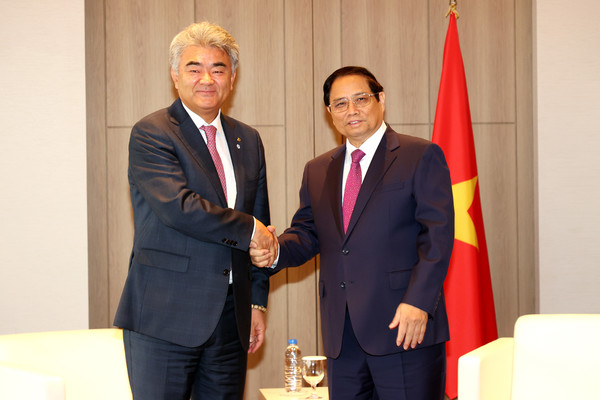 대우건설 정원주 회장(왼쪽)이 3일 서울 중구 롯데호텔에서 베트남 판 민 찐 총리를 예방했다. 사진=대우건설