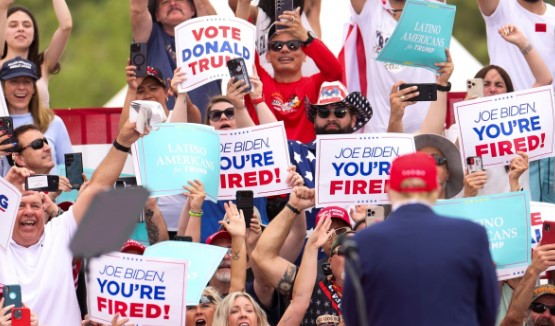  6월 9일(현지시간) 미국 네바다주 라스베이거스에서 열린 도널드 트럼프 전 대통령의 장외 유세에 지지자들이 몰려 열띤 반응을 보이고 있다. 이날 트럼프는 경쟁자인 조 바이든 대통령이 최근 발표한 국경 정책 등을 강도 높게 비판했다. 연합=로이터