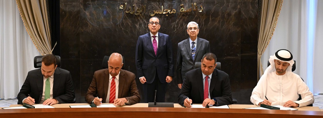 지난 5월, 이집트 총리와 이집트 에너지부 장관이 증인으로 참석한 가운데, ▲인피니트 파워의 회장 ▲하산 알람 컨스트럭션의 최고운영책임자 ▲마스다르의 수석 관리자가 이집트의 10GW 메가 풍력 단지 프로젝트를 위한 토지 접근 계약을 체결하고 있다. 사진=인피니티 파워 공식홈페이지