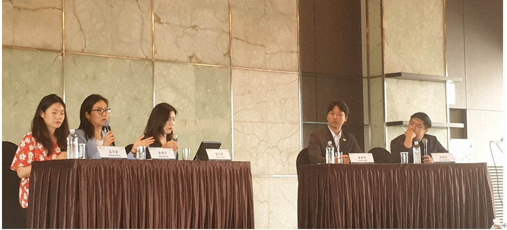 사단법인 넥스트와 온실가스종합정보센터가 5일 서울 중구 더플라자호텔에서 개최한 '2035년 NDC의 의미와 추진방향' 심포지엄에서 발표자들이 청중과 토론하고 있다. 사진=넥스트