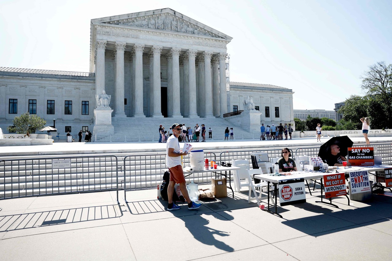 미국 대법원 앞에서 미국 활동가들이 시위를 벌이고 있다. 게티이미지=AFP=연합