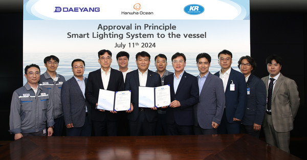 한화오션 서행명 상무(왼쪽에서 6번째), 대양전기공업㈜ 서영우 대표이사(4번째), KR 연규진 도면승인실장(8번째) 등 관계자가 스마트 조명 제어 시스템 개념승인 수여식을 마친 뒤 기념촬영을 하고 있다. 사진=한화오션