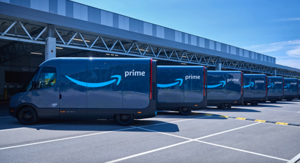 아마존 물류창고에 배치돼있는 전기 배송트럭. (사진=아마존)